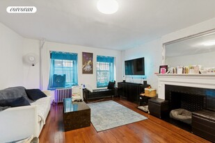 140 W 75th St in New York, NY - Building Photo