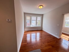 3050 N Milwaukee Ave, Unit 01 in Chicago, IL - Foto de edificio - Building Photo