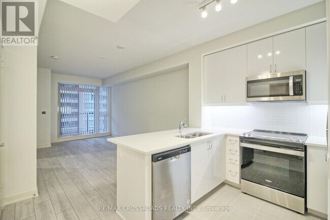 4955 Yonge St in Toronto, ON - Building Photo - Building Photo