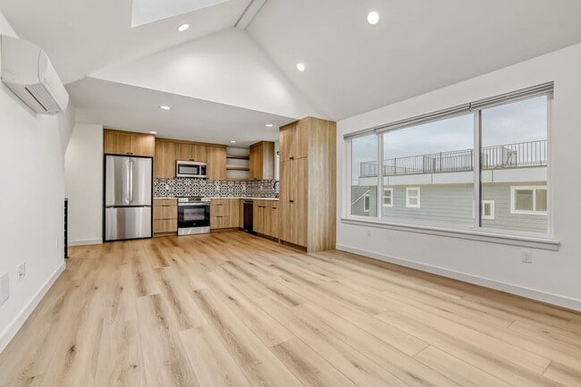 6715 Aurora Ave N in Seattle, WA - Building Photo - Building Photo