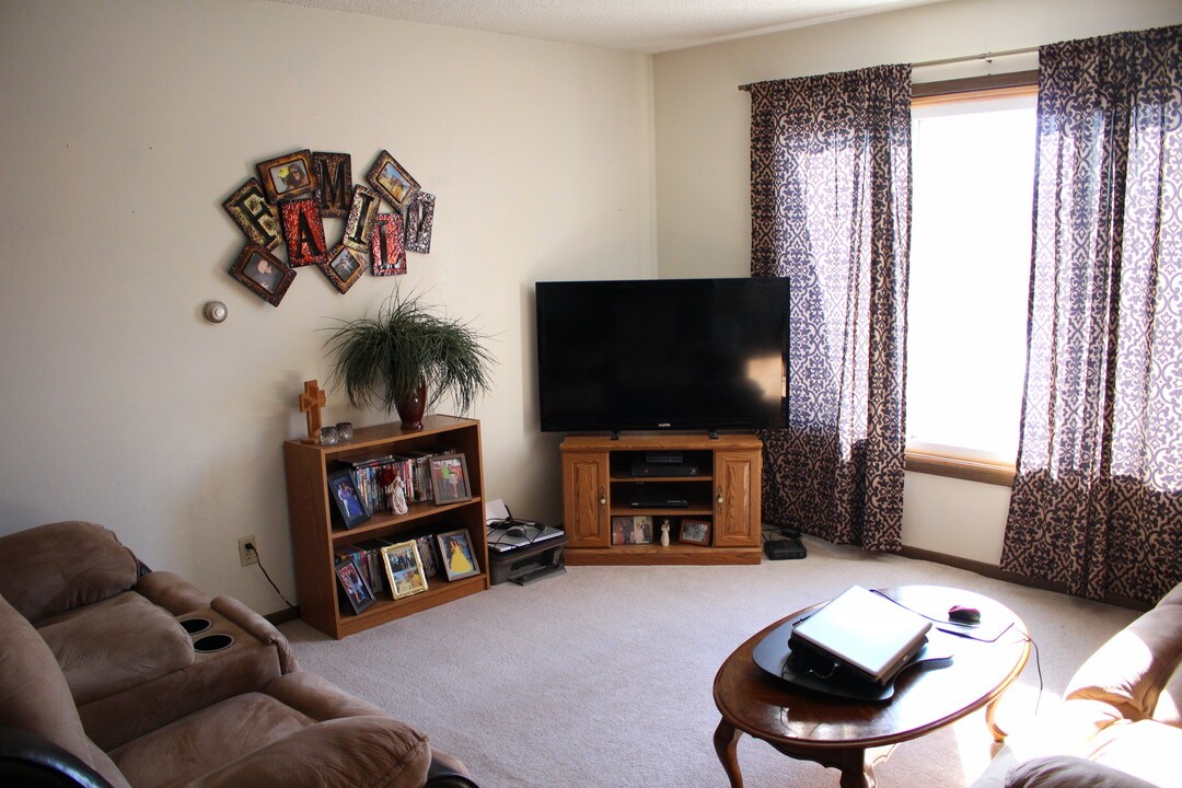 1209 Ravenwood Rd in Waterloo, IA - Building Photo