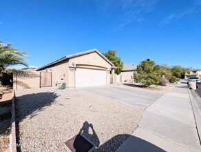 5770 W Golden Ln in Glendale, AZ - Building Photo - Building Photo