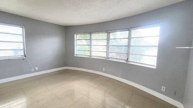 1821 NE 56th St in Fort Lauderdale, FL - Foto de edificio - Building Photo