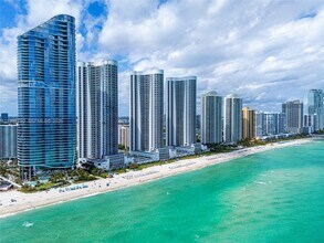 16001 Collins Ave in North Miami Beach, FL - Foto de edificio - Building Photo