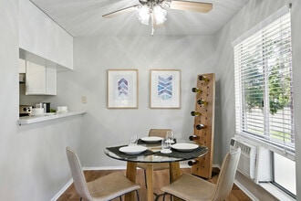 The Grove Luxury Apartments in Petaluma, CA - Foto de edificio - Building Photo