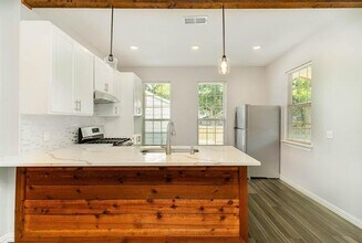 1030 N Bishop Ave in Dallas, TX - Building Photo - Building Photo