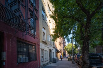431 E 6th St in New York, NY - Foto de edificio - Building Photo
