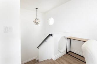 116 E Balboa Blvd, Unit B in Newport Beach, CA - Building Photo - Building Photo