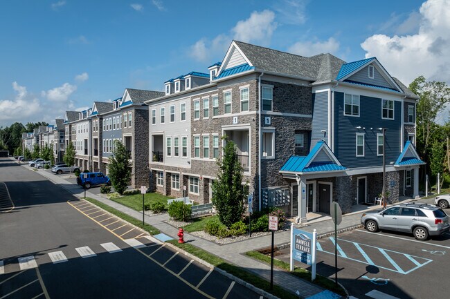 Amwell Terrace in Hillsborough, NJ - Foto de edificio - Building Photo