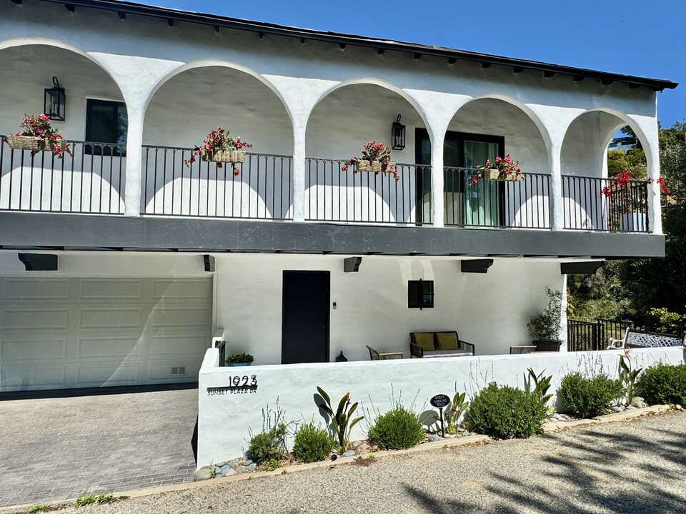 1923 Sunset Plaza Dr in Los Angeles, CA - Building Photo