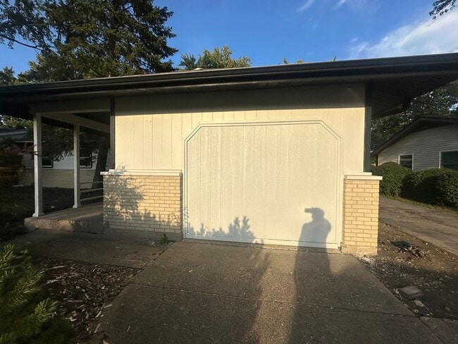 595 W Elk Grove Blvd in Elk Grove Village, IL - Building Photo - Building Photo