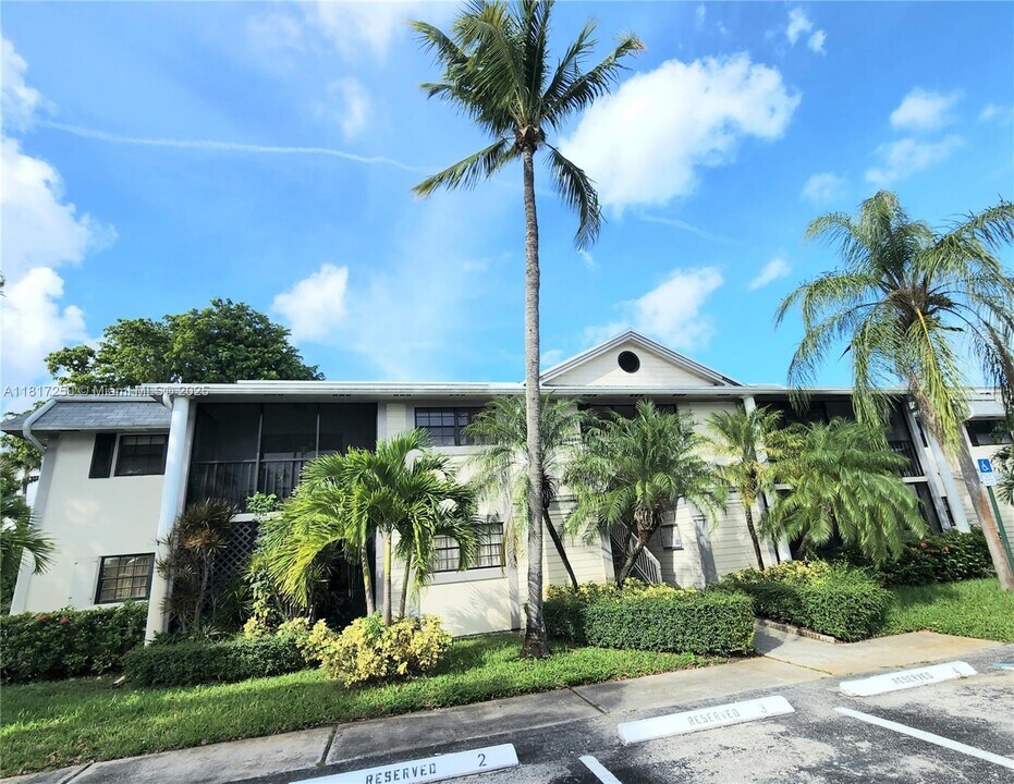 935 NE 199th St in Miami, FL - Building Photo