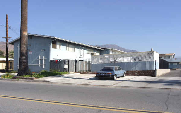 2255 N Orange St in Highland, CA - Foto de edificio