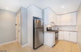 818 Summit Ave in River Edge, NJ - Foto de edificio - Building Photo