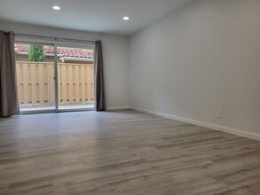 125 Connemara Way in Sunnyvale, CA - Building Photo - Building Photo