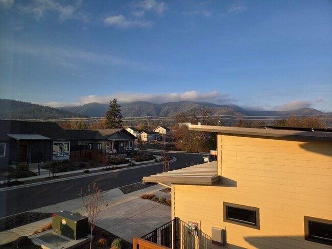 1285 Hagen Wy in Ashland, OR - Building Photo - Building Photo