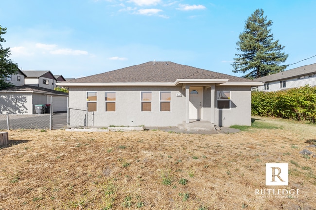 160 S Haskell St in Central Point, OR - Building Photo - Building Photo