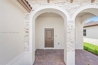 2442 SE 30th St in Homestead, FL - Foto de edificio - Building Photo