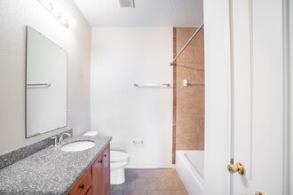 The Red Rose Of Texas Apartments in Clute, TX - Foto de edificio - Interior Photo