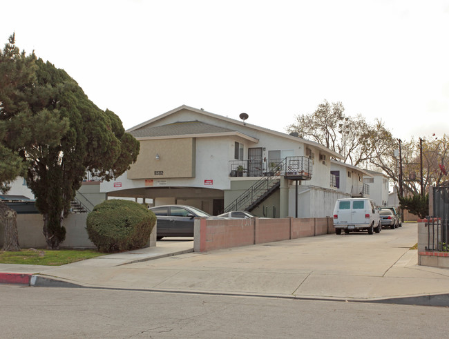 9502 Oak St in Bellflower, CA - Foto de edificio - Building Photo