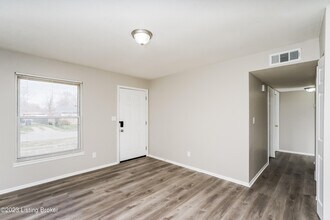6506 Maravian Dr in Louisville, KY - Building Photo - Building Photo