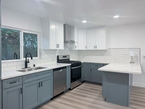 811 W Oliver St in Los Angeles, CA - Building Photo - Building Photo