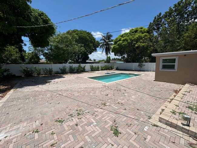 330 Cypress Dr in West Palm Beach, FL - Building Photo - Building Photo