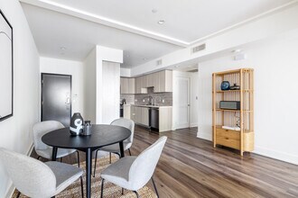 129 S Kings Rd in Los Angeles, CA - Building Photo - Building Photo