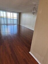 1075 NE Miami Gardens Dr in Miami, FL - Building Photo - Building Photo