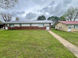 203 W Link Ave in Owensville, MO - Building Photo