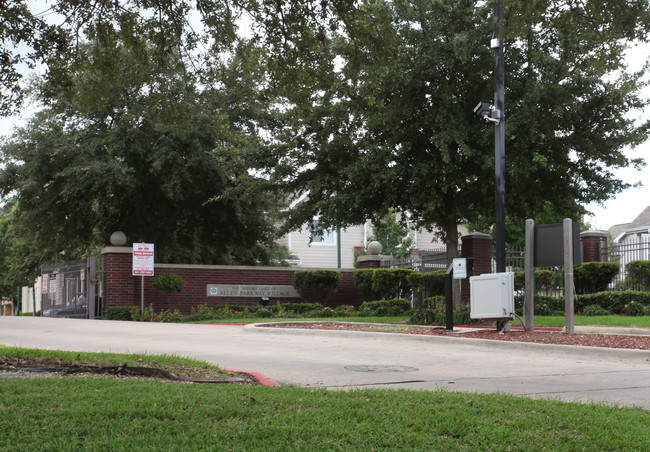 Historic Oaks of Allen Parkway in Houston, TX - Foto de edificio - Building Photo