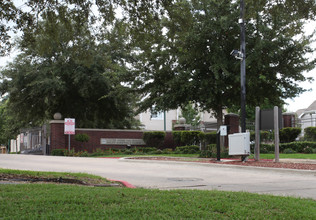 Historic Oaks of Allen Parkway in Houston, TX - Building Photo - Building Photo