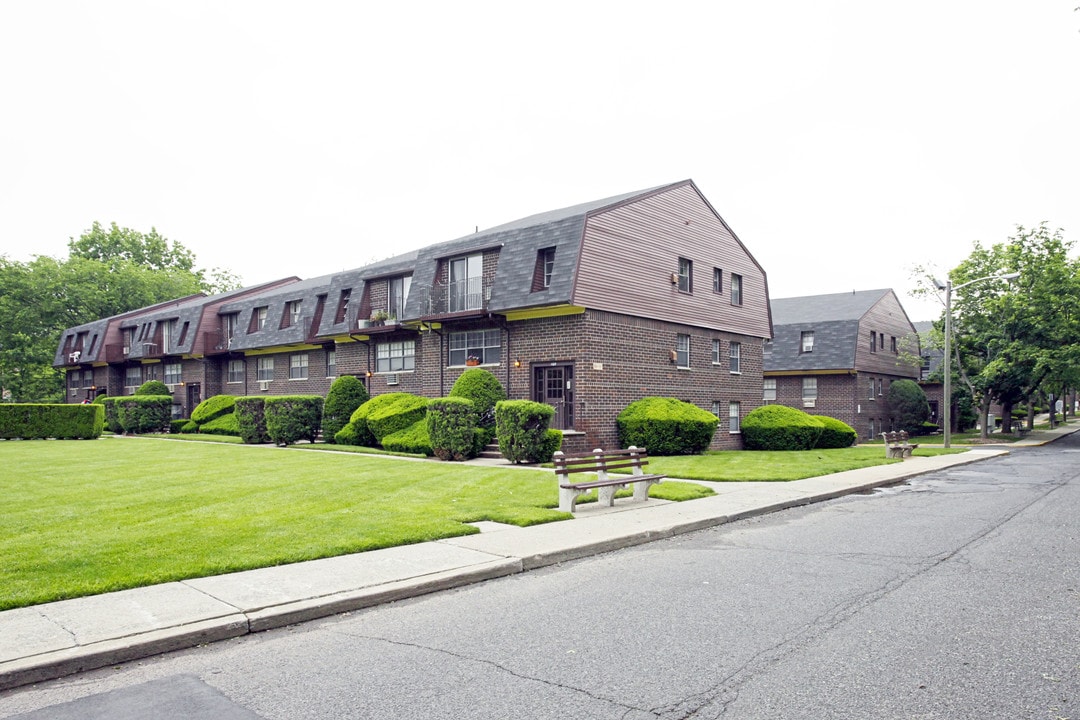 Brookdale Apartments in Hackensack, NJ - Building Photo