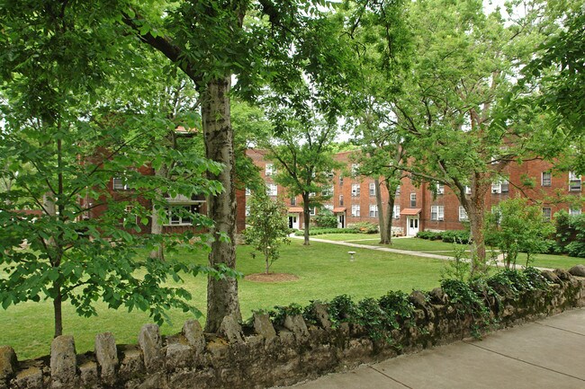 Sterling Court Apartments in Nashville, TN - Building Photo - Building Photo