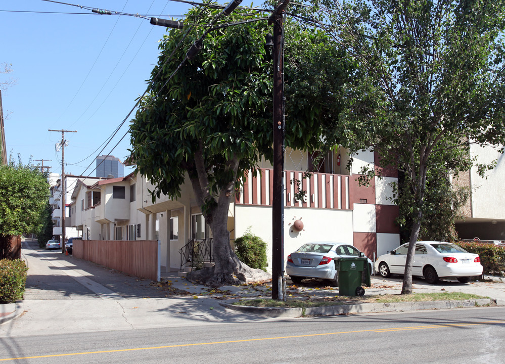 11661 Ohio Ave in Los Angeles, CA - Building Photo