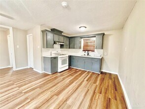 704 E Schunior St in Edinburg, TX - Building Photo - Building Photo