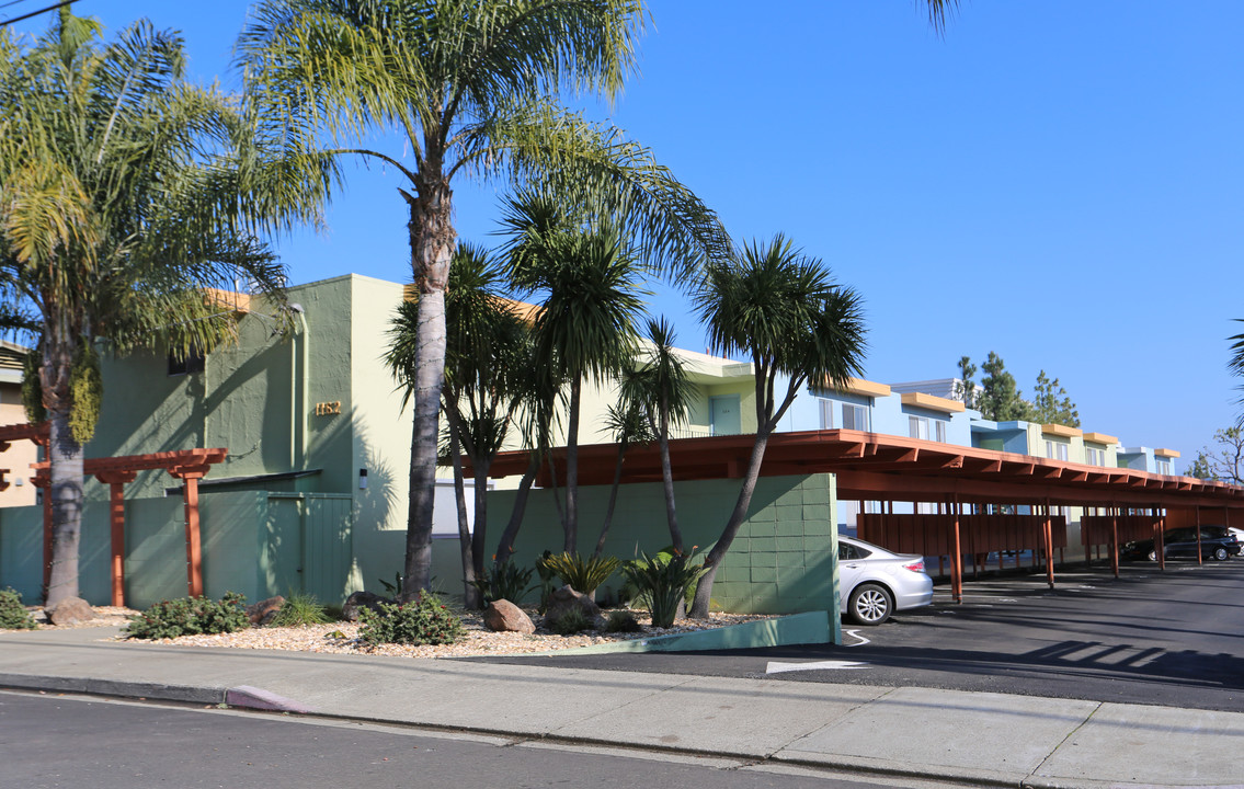 Vista Palms Apartments in Walnut Creek, CA - Building Photo