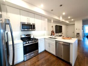 65 Border St in Boston, MA - Building Photo - Building Photo