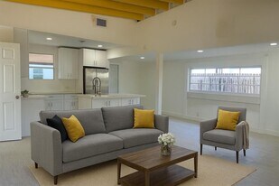 821 N B St in Lake Worth Beach, FL - Building Photo