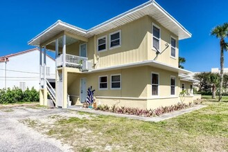 3913 Silver Palm Dr, Unit 2 in Vero Beach, FL - Foto de edificio - Building Photo