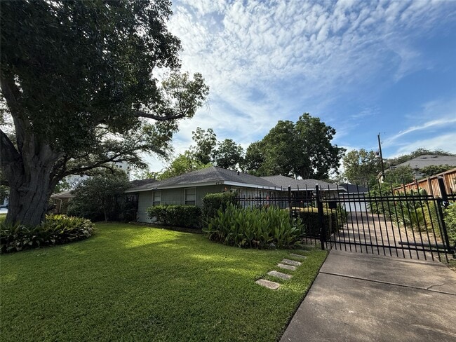 4114 Norfolk St in Houston, TX - Building Photo - Building Photo