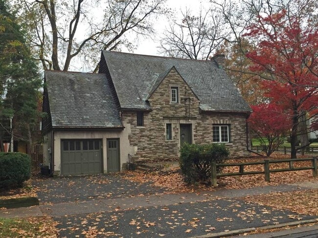 302 Locust Ln in State College, PA - Building Photo - Building Photo