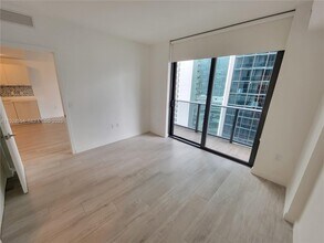 55 SW 9th St, Unit 1807 in Miami, FL - Foto de edificio - Building Photo