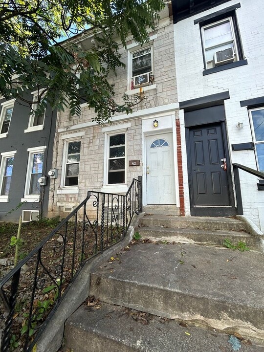 24 E Abbottsford Ave in Philadelphia, PA - Building Photo
