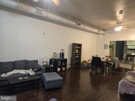 1304 Walnut St in Philadelphia, PA - Building Photo