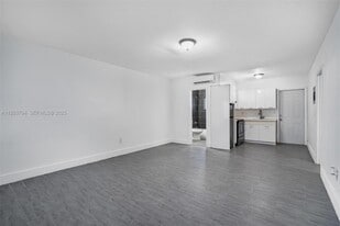 730 NE 128th St in North Miami, FL - Building Photo