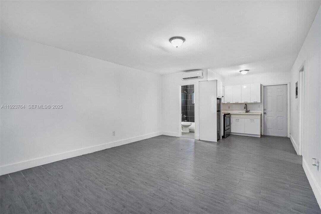 730 NE 128th St in North Miami, FL - Foto de edificio