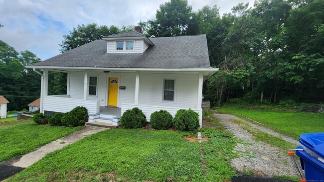 63 Pleasant St in Torrington, CT - Foto de edificio - Building Photo