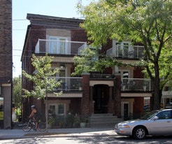 1505 Dundas St W in Toronto, ON - Building Photo