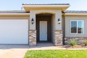 3338 E Crimson Ridge Dr in Washington, UT - Building Photo - Building Photo